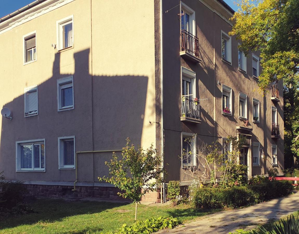 7Domb Apartman Komló Екстериор снимка